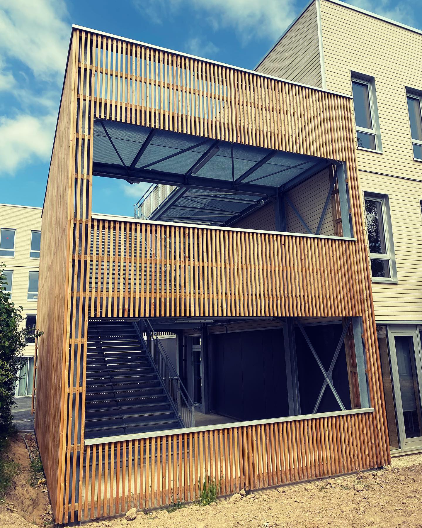 Livraison vendredi dernier d’un escalier au lycée Raymond Queneau à Yvetot entièrement habillé en bois ;-) 💪 Bravo à nos équipes pour cette belle réalisation