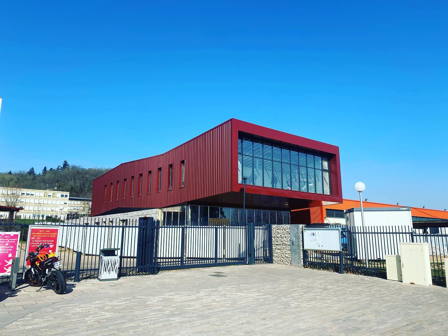 Visite sur un de nos chantiers ce matin à Louvier (27). Nous avons réalisé la charpente métallique, la couverture et le bardage.