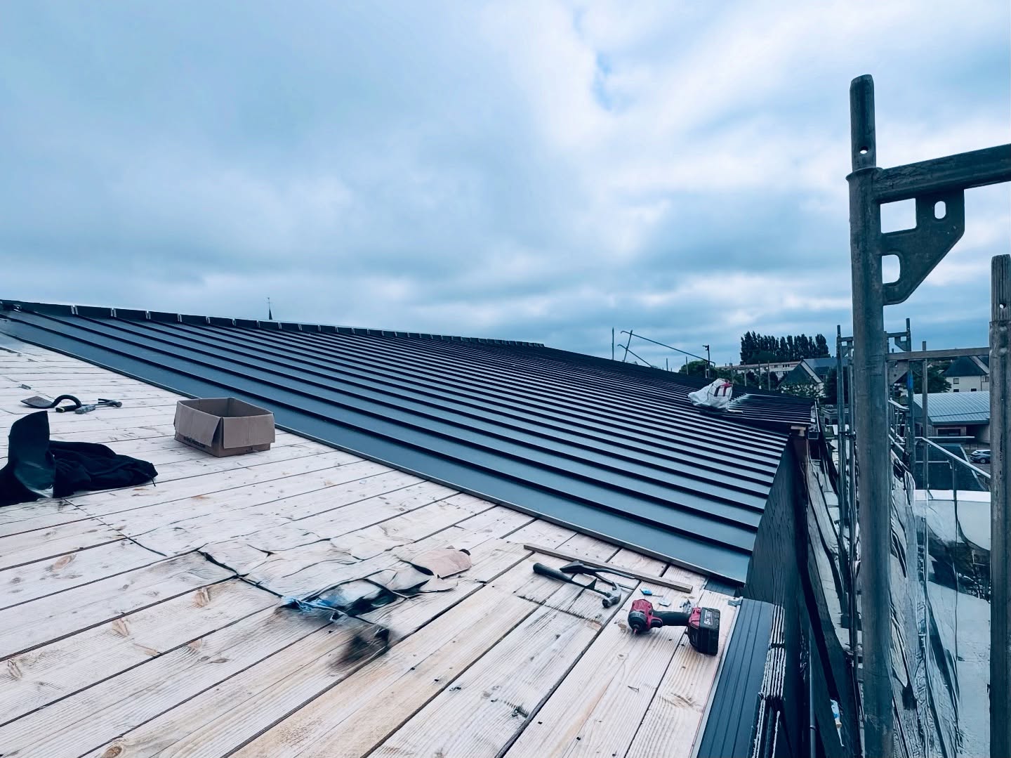 Chantier en cours à Bourg-Achard !
Nous réalisons actuellement la pose d’une couverture aluminium élégante et durable en plein cœur du centre-ville. Un travail de précision réalisé avec soin par nos équipes.

🔹 Esthétique
🔹 Résistance
🔹 Longévité

Merci à nos clients pour leur confiance. 
Et bravo aux équipes mobilisées sur le terrain ! 💪

#CouvertureAlu #ChantierEnCours #BourgAchard #Toiture #Construction #Travaux #Bâtiment #ÉquipeDeChoc #SavoirFaireFrançais#prefalz