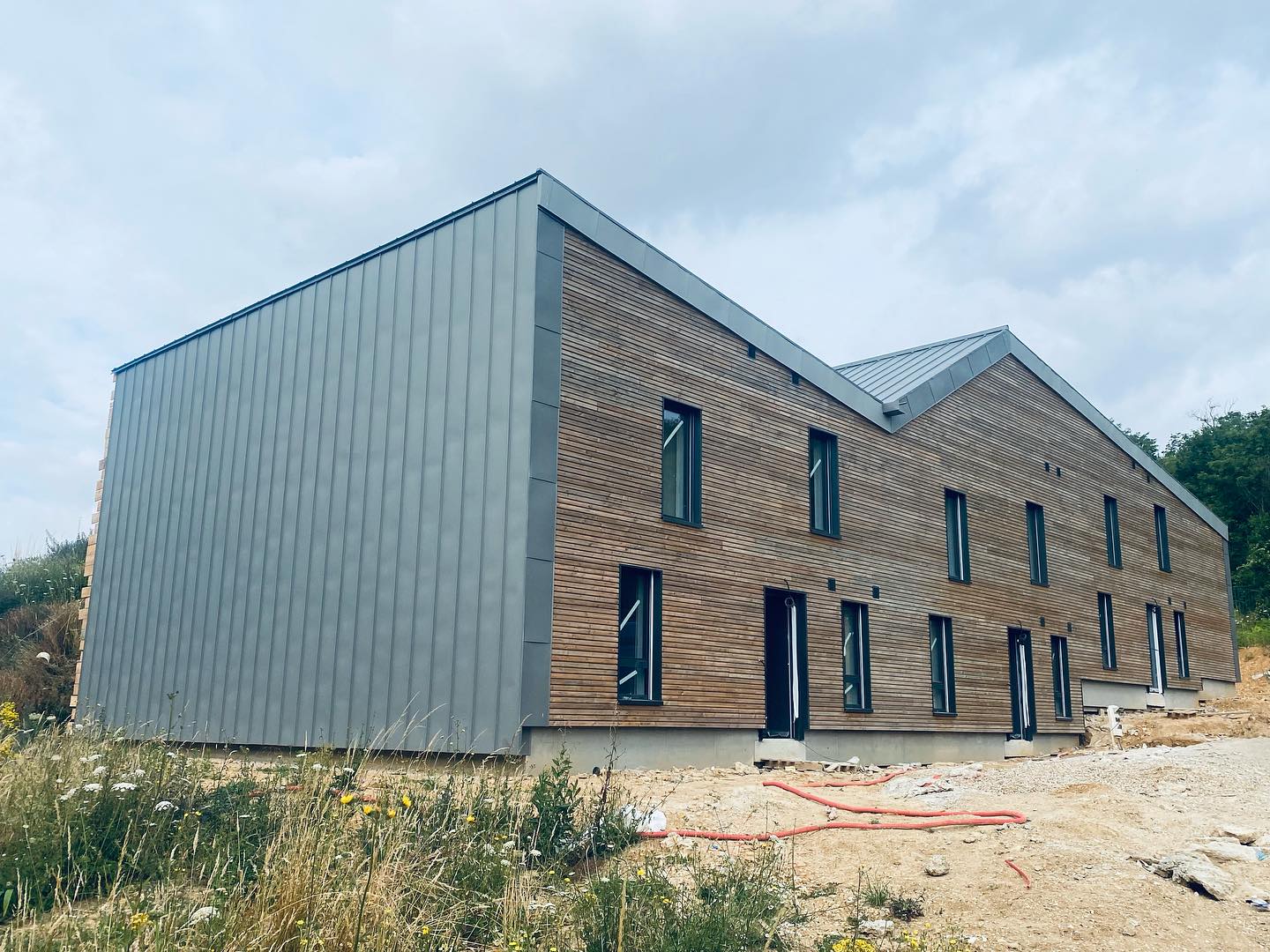 Visite de notre chantier à LOUVIERS aujourd’hui. réalisation d’un bardage zinc + bois. Bientôt la fin de chantier 💪