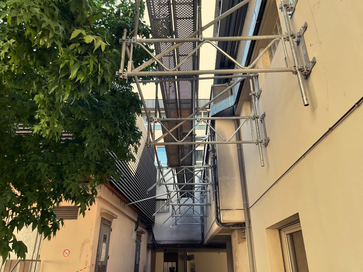Après 3 semaines de repos bien mérités, les équipes ont repris avec l’ouverture d’un beau chantier à la clinique St Hilaire #cliniquesainthilairerouen 
Pose aujourd’hui d’un échafaudage suspendu 💪 Bravo les gars