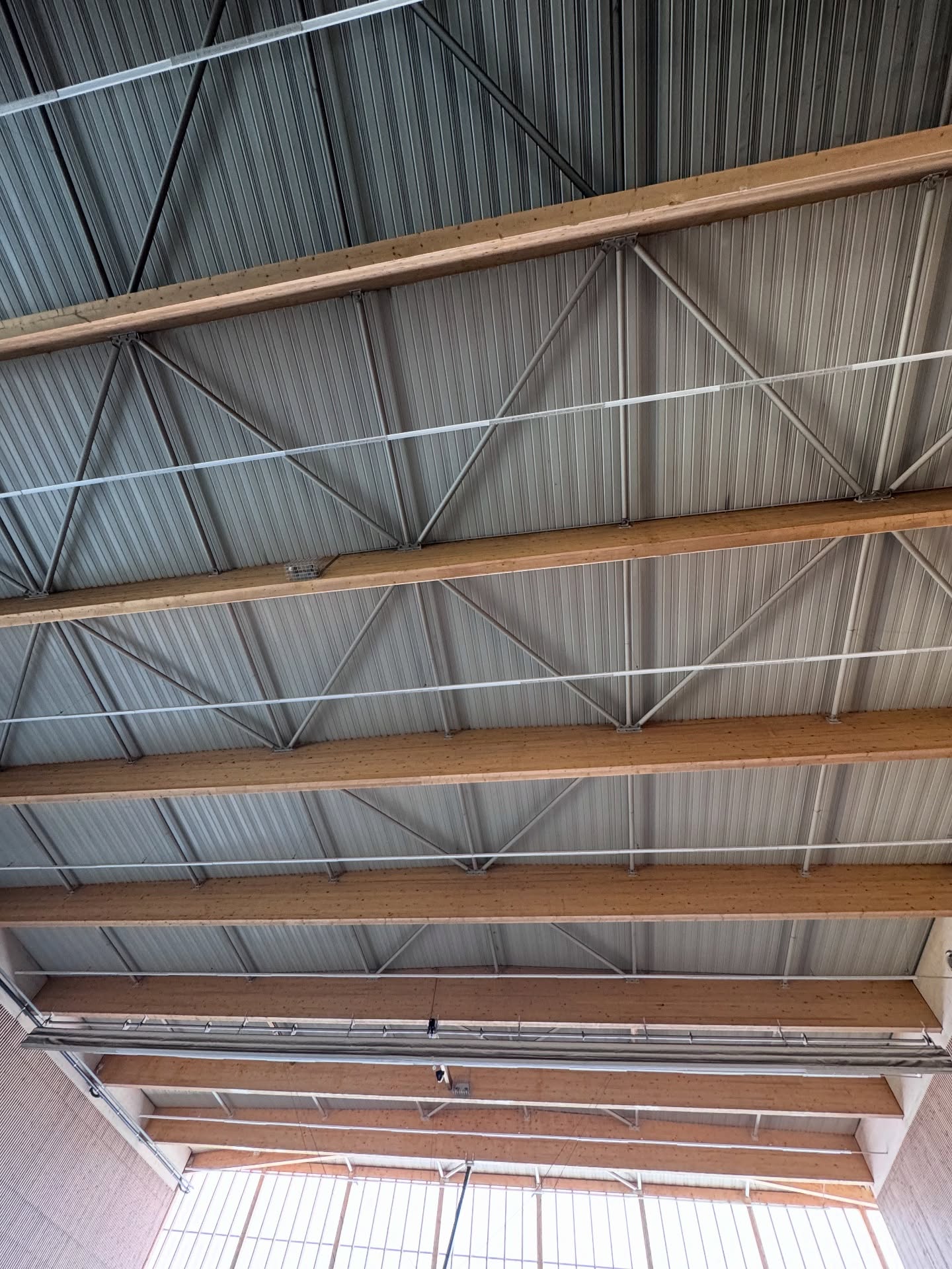 🌞 Chantier en cours – Zoom sur la façade polycarbonate 🌿

Retour en images sur l’avancée de notre dernier chantier !
📍 Une façade vitrée pensé pour conjuguer lumière naturelle, durabilité et esthétique architecturale.
Une charpente Hors Norme 💪
Le bâtiment prend forme, les lignes se précisent et le rendu final s’annonce prometteur 🔨✨

L’ensemble de l’équipe reste mobilisée pour une livraison dans les temps, malgré la chaleur estivale !

☀️ En attendant la reprise de septembre, on vous souhaite à tous un très bel été !

#Architecture #ChantierEnCours #FaçadePolycarbonate #Construction #DesignArchitectural #LumièreNaturelle #GoujonVallée #BâtimentModerne #Été2025 #Travaux