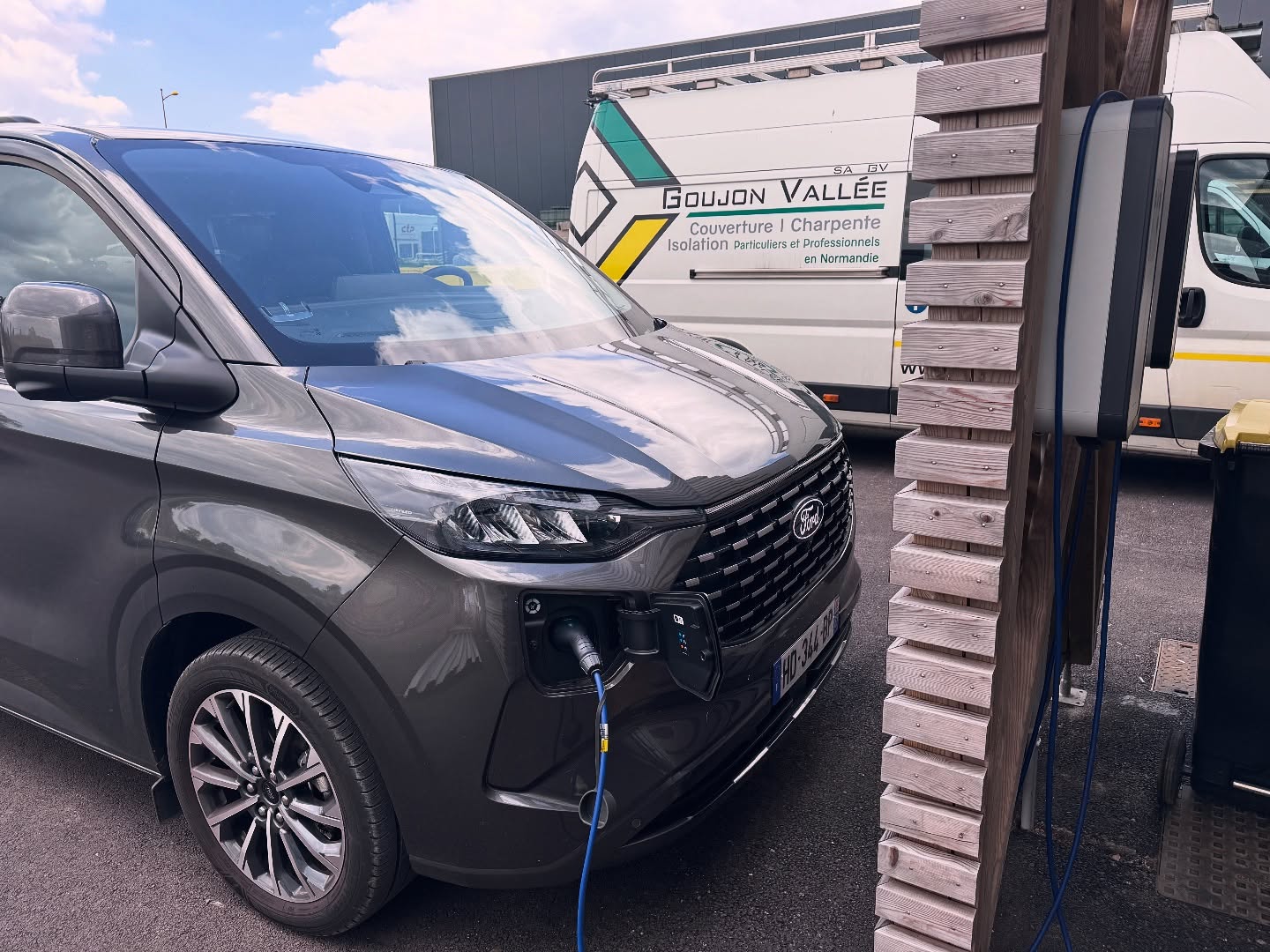 🔌✨ NOUVEL INVESTISSEMENT DURABLE ✨🔌

Chez Goujon Vallée, nous avons toujours eu à cœur de construire un avenir plus responsable. C’est pourquoi nous avons récemment investi dans un véhicule électrique 🔋⚡️, une nouvelle étape dans notre démarche en faveur des énergies renouvelables dans le bâtiment 🏡🌱.

🌍 Moins d’émissions, plus de cohérence avec nos valeurs : accompagner nos clients vers des solutions plus durables commence aussi par nos propres choix.

✅ Couverture
✅ Charpente
✅ Isolation performante
… et maintenant, mobilité propre !

📍 Normandie
🔨 Pour les particuliers & professionnels

#GoujonVallee #EnergieRenouvelable #BâtimentDurable #MobilitéVerte #ArtisanResponsable #Normandie #Charpente #Couverture #Isolation #